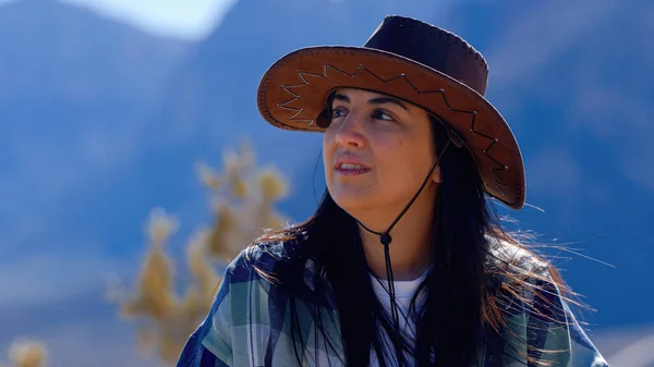 Junge Frau Westernkostüm Erkundet Den Atemberaubenden Red Rock Canyon Nevada — Stockfoto