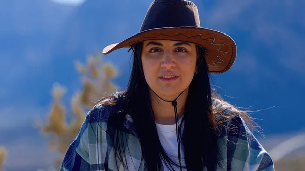 Nuori Nainen Länsimaiseen Tyyliin Asu Tutkia Hämmästyttävä Red Rock Canyon — kuvapankkivalokuva