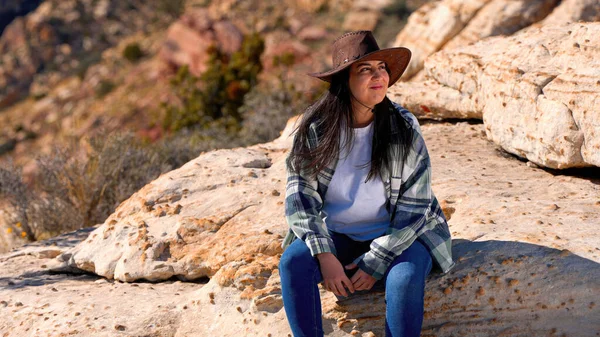 Nuori Nainen Länsimaiseen Tyyliin Asu Istuu Kalliolla Nevadan Autiomaassa Matka — kuvapankkivalokuva