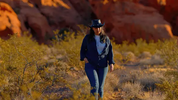 Ein Furchtloses Cowgirl Geschmückt Mit Einem Schroffen Cowboyhut Schreitet Durch — Stockfoto