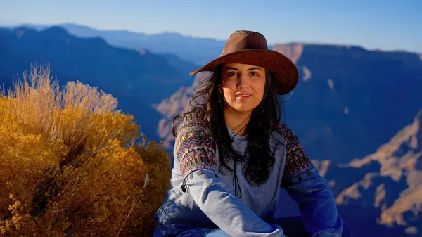 Junge Hübsche Frau Posiert Für Ein Foto Grand Canyon Reisefotos — Stockfoto