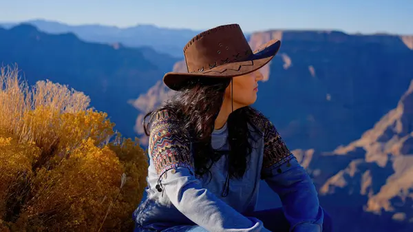 Nuori Nainen Nauttii Uskomattoman Vaikuttava Näkymä Majesteettinen Grand Canyon Matka — kuvapankkivalokuva