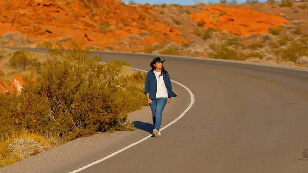 Ung Kvinne Med Cowboyhatt Som Går Ned Ensom Vei Arizona – stockfoto