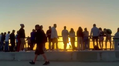 Venice Beach California 'da günbatımının tadını çıkarıyorum LOS ANGELES, ABD - 5 Kasım 2023