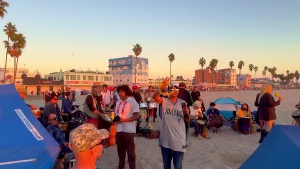 Пляжна Вечірка Венеціанському Пляжі Групові Барабанщики Заході Сонця Сша November — стокове відео