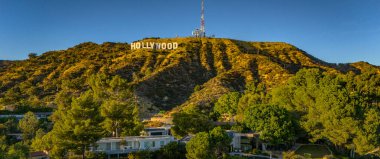 Los Angeles 'taki Hollywood Tepeleri üzerinde panoramik manzara - LOS ANGELES, ABD - 5 Kasım 2023