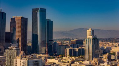 Los Angeles şehir merkezinin yüksek binaları güneşli bir günde - LOS ANGELES, ABD - 5 Kasım 2023