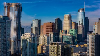 Los Angeles şehir merkezinin yüksek binaları güneşli bir günde - LOS ANGELES, ABD - 5 Kasım 2023