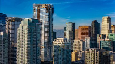 Los Angeles şehir merkezinin yüksek binaları güneşli bir günde - LOS ANGELES, ABD - 5 Kasım 2023