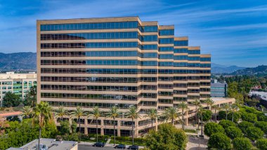 Burbank Los Angeles Havalimanı 'ndaki batı teknolojisi dev binaları - LOS ANGELES, ABD - 5 Kasım 2023