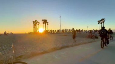Venice Beach California 'da günbatımının tadını çıkarıyorum LOS ANGELES, ABD - 5 Kasım 2023