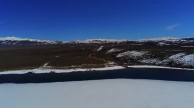 Kışın Sierra Nevada California 'da karla kaplı göl - hava manzarası