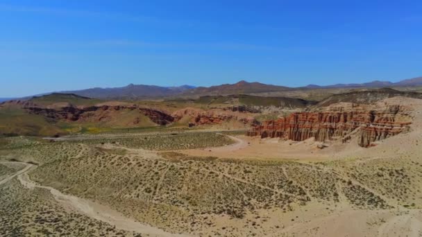 レッドロックキャニオンにあるカリフォルニアの砂漠 空中視界 — ストック動画