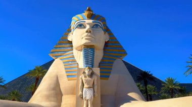 Las Vegas 'taki Luxor Otel ve Kumarhanesi' nin önündeki dev Sfenks - LAS VEGAS, ABD - 31 Ekim 2023