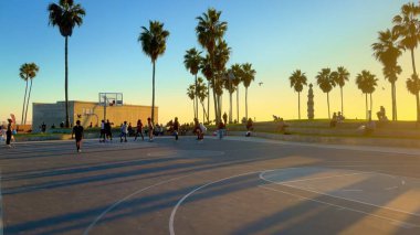 Venice Beach California 'da gün batımı dinlenmek için mükemmel bir yer LOS ANGELES, ABD - 5 Kasım 2023