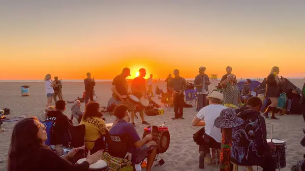 Strandfest Venice Beach Gruppe Trommeslagere Ved Solnedgang stockbilde