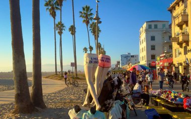 Venice Beach 'teki inanılmaz Okyanus Önü Yürüyüşü - LOS ANGELES, ABD - 5 Kasım 2023