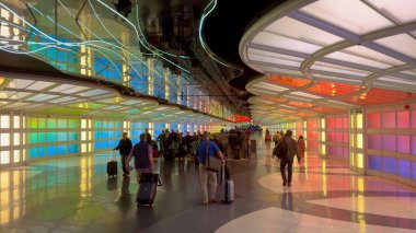Chicago O Hare Havalimanı, renkli ışıklandırmalı modern terminal - ChICAGO, ABD - 27 Ekim 2023