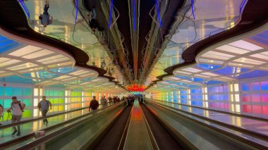 Chicago O Hare Havalimanı, renkli ışıklandırmalı modern terminal - ChICAGO, ABD - 27 Ekim 2023