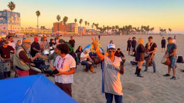 Plajda gün batımı - rahatlamak için mükemmel bir yer - LOS ANGELES, ABD - 5 Kasım 2023