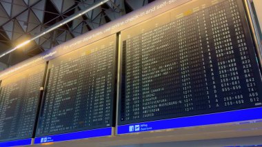 Frankfurt Havaalanı 'nda kalkış masası - FRANKFURT, GERMANY - 27 Ekim 2023