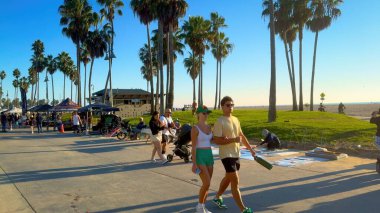 Venice Beach 'teki inanılmaz Okyanus Önü Yürüyüşü - LOS ANGELES, ABD - 5 Kasım 2023