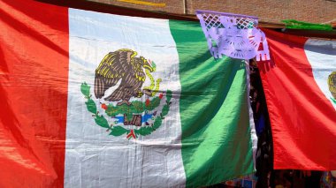 Los Angeles Olvera Caddesi 'ndeki Meksika Bayrakları' nın renkli Meksika dükkanları LOS ANGELES, ABD - 5 Kasım 2023