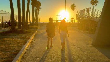 Venice Beach California 'da gün batımı dinlenmek için mükemmel bir yer LOS ANGELES, ABD - 5 Kasım 2023