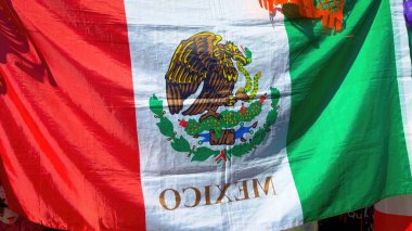 Los Angeles Olvera Caddesi 'ndeki Meksika Bayrakları' nın renkli Meksika dükkanları LOS ANGELES, ABD - 5 Kasım 2023