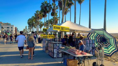 Venice Beach 'te rahatlatıcı bir yürüyüş - LOS ANGELES, ABD - 5 Kasım 2023