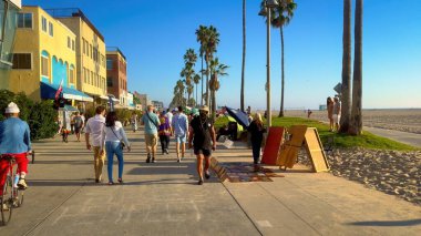 Venice Beach California 'da bir yürüyüş - popüler okyanus kıyısında gezinti - LOS ANGELES, ABD - 5 Kasım 2023