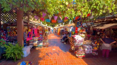 Los Angeles 'taki Olvera Caddesi, renkli Meksika dükkanları, LOS ANGELES, ABD - 5 Kasım 2023