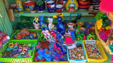 Los Angeles Olvera Caddesi 'nde satılık Meksika Hediyeleri - LOS ANGELES, ABD - 5 Kasım 2023