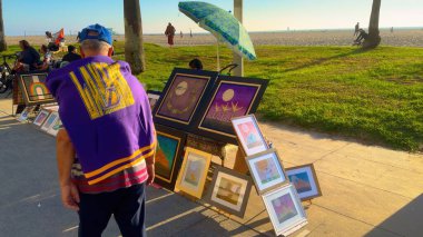 Venice Beach 'te Okyanus Önü Yürüyüşü' nde Sanat Satışı - LOS ANGELES, ABD - 5 Kasım 2023