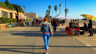 Venice Beach California 'da bir yürüyüş - popüler okyanus kıyısında gezinti - LOS ANGELES, ABD - 5 Kasım 2023