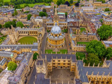 Yukarıdan Oxford Üniversitesi - muhteşem hava manzarası - seyahat fotoğrafçılığı