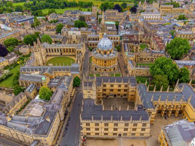 Yukarıdan Oxford Üniversitesi - muhteşem hava manzarası - seyahat fotoğrafçılığı