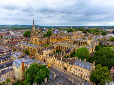 Yukarıdan Oxford Üniversitesi - muhteşem hava manzarası - seyahat fotoğrafçılığı