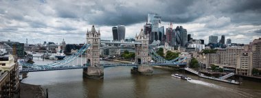 Londra 'da Tower Bridge ve River Thames üzerinde hava manzarası - seyahat fotoğrafçılığı