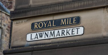 Edinburgh 'daki Royal Mile Lawnmarket sokak tabelası - seyahat fotoğrafçılığı