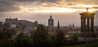 Calton Hill 'den gün batımında Edinburgh' a bakın - seyahat fotoğrafçılığı