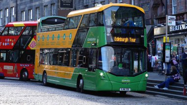 Şehir merkezinde Edinburgh Otobüs Turları - EDINBURGH, BİRLİK KINGDOM - Ekim 04, 2022