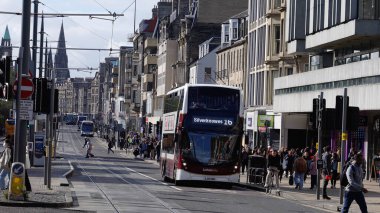 Edinburgh 'daki Princes Caddesi' nde toplu taşıma - EDINBURGH, BİRLİK KINGDOM - Ekim 04, 2022