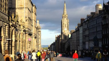 Edinburgh 'daki Royal Mile turistler için yoğun bir yerdir - EDINBURGH, UNITED KINGDOM - Ekim 04, 2022