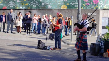 Edinburgh İskoçya 'da gaydacı - EDINBURGH, BİRLİK KINGDOM - Ekim 04, 2022