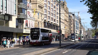 Edinburgh 'daki Princes Caddesi' nde toplu taşıma - EDINBURGH, BİRLİK KINGDOM - Ekim 04, 2022