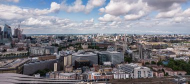 Tower Bridge ile panoramik Londra şehir manzarası - inanılmaz hava manzarası