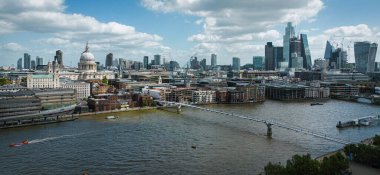 Thames Nehri ve Londra Şehri üzerindeki hava manzarası - seyahat fotoğrafçılığı