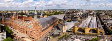 Londra 'daki Kings Cross St Pancras Tren İstasyonu - hava manzaralı - seyahat fotoğrafçılığı