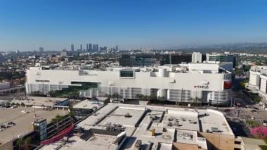 Beverly Center Batı Hollywood hava görüntüsü - Los Angeles Drone görüntüleri - LOS ANGELES, ABD - 5 Kasım 2023